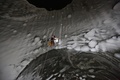 ロシア東部シベリアのヤマル半島で見つかった大きな穴の調査を行う科学者（2014年11月8日撮影）。(c)AFP/RUSSIAN CENTRE OF ARCTIC EXPLORATION/VLADIMIR PUSHKAREV