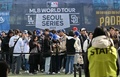 ロサンゼルス・ドジャース対サンディエゴ・パドレスの米大リーグ（MLB）開幕戦が行われる韓国・ソウルの高尺スカイドーム外で、入場列に並ぶファン（2024年3月20日撮影）。(c)Jung Yeon-je / AFP