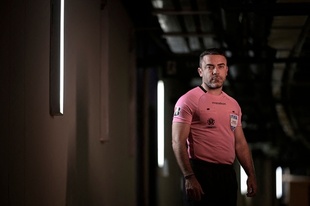 「カムフラージュ」の人生と決別 同性愛公表のブラジル人サッカー審判