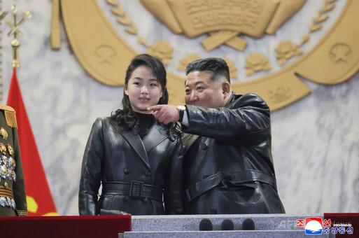 金正恩氏、娘と「そろいの革ジャン」で登場 後継者観測一段と強まる