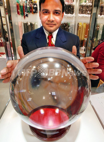 5億円、世界最大の水晶玉 - 東京 写真1枚 国際ニュース：AFPBB News
