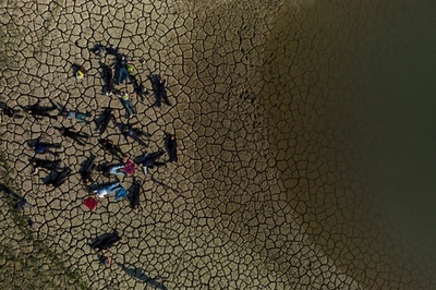 【今日の1枚】「ひび割れた大地を見て」世界に気候変動対策求め スペイン