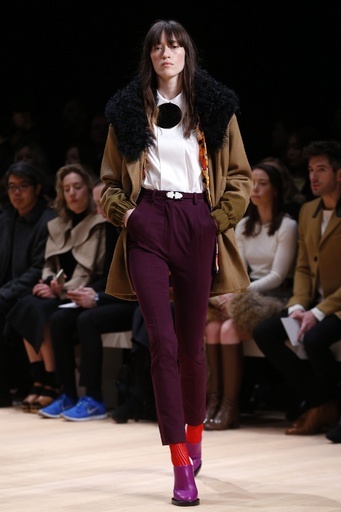 パンツルックで新たな出発を印象づけて、「カルヴェン」15/16秋冬