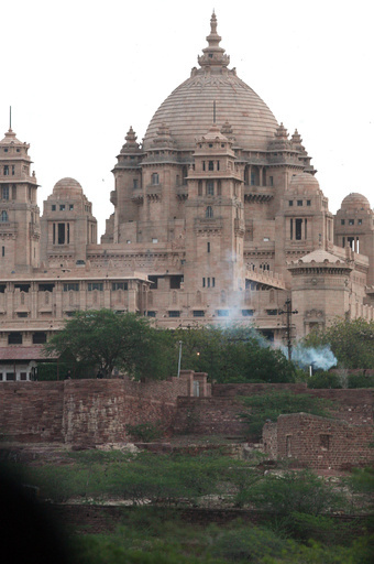 結婚式の祝砲で花婿死亡、インド