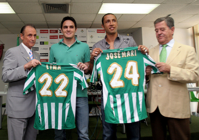 ベティス リマとホセ・マリの入団発表を行う