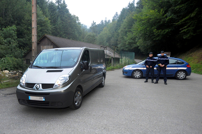 仏アルプスの村で銃撃事件、車両内外から4人の遺体 少女2人保護