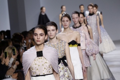 「ジャンバティスタ・ヴァリ」16年春夏パリ・オートクチュール