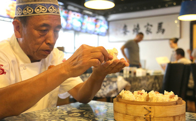 回族の伝統の味を守り、新しい味を追求する「馬家焼売」6代目