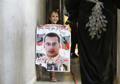 ブッシュ大統領に靴投げの記者、出所後に待つ富と名声