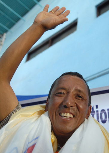 エベレスト登頂最多18回のシェルパ、カトマンズに凱旋