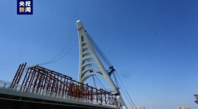 中国初の超大型「A」字形鉄製主塔、垂直引き上げ作業が完了