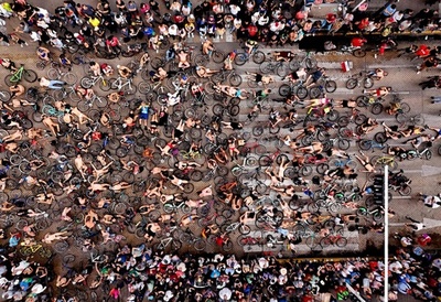 【今日の1枚】裸でフィニッシュ、サイクリストの安全のために メキシコ