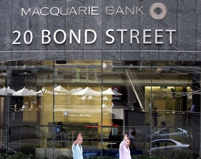 「さて、豪銀行から中継です」 あれ？職員がグラビア画像を閲覧中