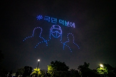 ドローン300機が夜空にコロナ感染予防メッセージ、韓国ソウル