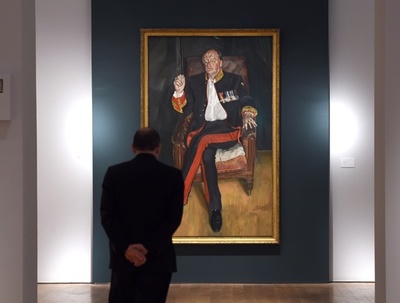 カミラ夫人元夫の肖像画、43億円で落札 NY 