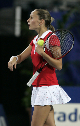 ドゥルコ ヤンコビッチの途中棄権で勝利を収める