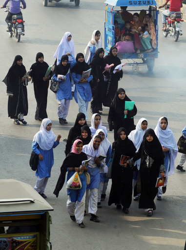 「少年を見た」娘、母親が酸を浴びせて死なす パキスタン