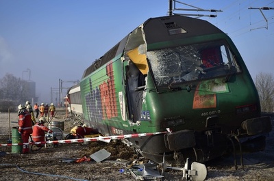 スイスで列車同士が衝突、車両横転し負傷者