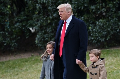 家では優しいおじいちゃん？孫と手をつないで歩くトランプ大統領