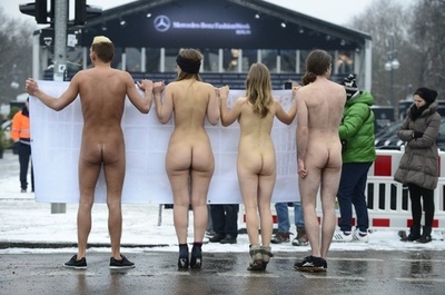 裸で十分！ファッションウィークに合わせ毛皮に抗議