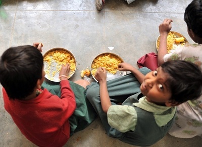 給食で児童8人が死亡、80人が病院に インド・ビハール