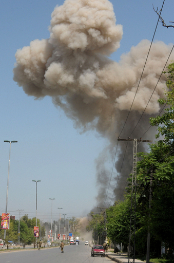 パキスタン・ペシャワル、米国領事館そばで爆発数回 銃撃も