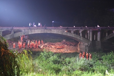 強風で屋根付き橋の屋根が倒壊、地元住民8人が死亡 杭州