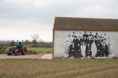 【今日の1枚】納屋の壁がキャンバス 過疎の村でアートプロジェクト スペイン