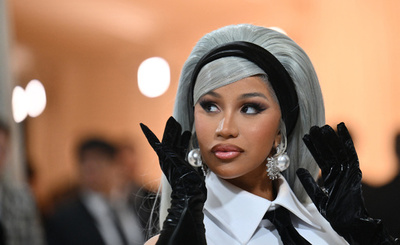 カーディ・Bさんのマイク投げ付け、暴行で捜査か 米