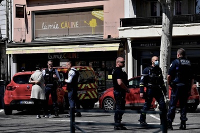 男が刃物で襲撃、2人死亡4人負傷 フランス