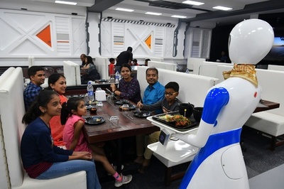 「ロボット」レストラン開店、案内も食事の提供もお任せ インド