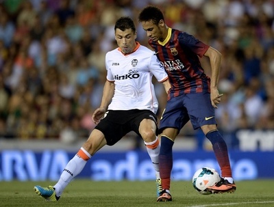 FCバルセロナ、メッシのハットトリックで首位守る