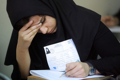 イラン、大学入学目指す女生徒たち