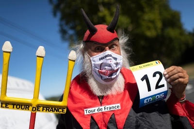 ツール・ド・フランス名物「悪魔おじさん」が登場