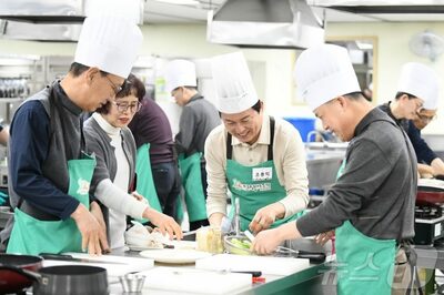 「人生の第二幕」を切り開く韓国50代男性…料理やセルフインテリアで新たな挑戦