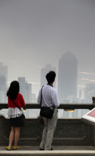 摩天楼もかすむ大気汚染、香港