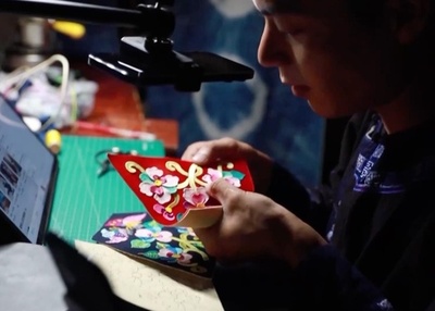 20代の「刺しゅう男子」 中国プイ族刺しゅうの技術を伝承