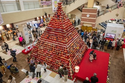 'Hina dolls' on display at Japanese shopping mall