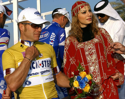 ＜自転車レース 第6回ツアー・オブ・カタール＞ドゥヨンフ トップでフィニッシュして初日のステージ優勝を果たす - カタール