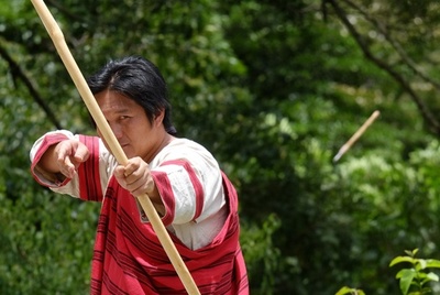 台湾伝統の弓矢をもう一度、先住民の男性が再現