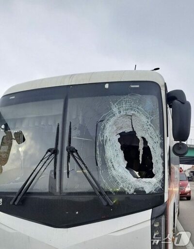 飛来したタイヤ直撃、高速バス運転手が意識失う…韓国・「片手でブレーキ、片手でハンドル」乗客が被害拡大防ぐ