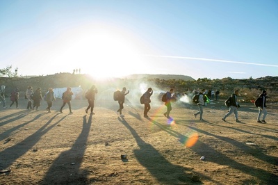 【今日の1枚】荒野で待つ、米国目指す移民ら