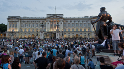 英王子の第1子誕生に沸くロンドン、宮殿前では大勢が記念撮影