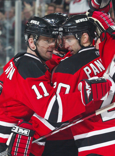 デビルズ シャークスに競り勝つ