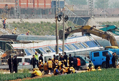 中国山東省で列車が正面衝突、死傷者多数