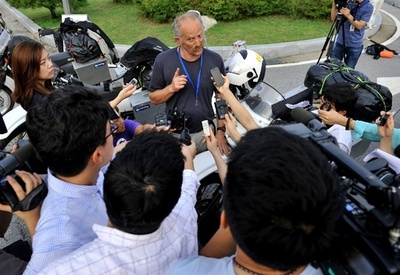 ニュージーランド旅行者がバイクで南北境界線を通過