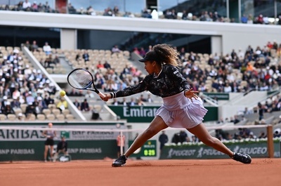 「人生で一番緊張した」、大坂が崖っぷちからの逆転で全仏初戦突破