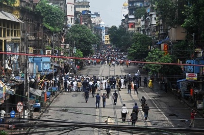 インド研修医暴行殺人、抗議デモが対立政党支持者間の衝突に