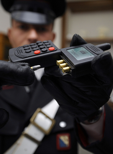 新機能の携帯電話? 「モバイルフォン銃」を伊マフィアから押収