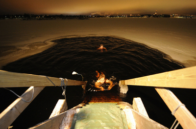 寒中水泳に氷壁登り、極寒の冬を楽しむラップランドの人々